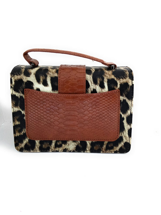 Damen Handtasche aus Synthetik mit eleganter Kette Test